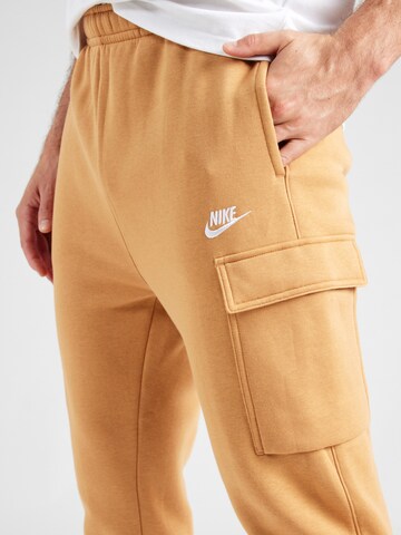 Effilé Pantalon cargo 'CLUB' Nike Sportswear en marron