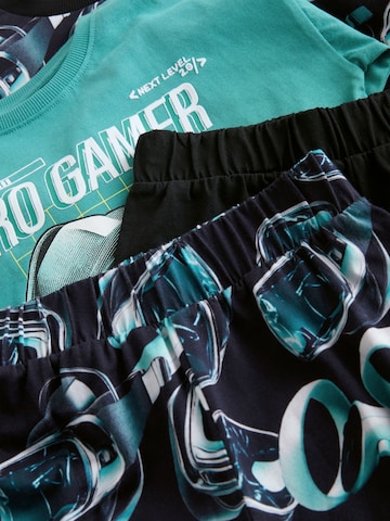 Pijamale de la Next pe verde