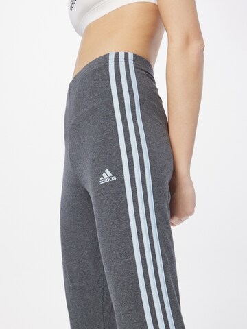 Skinny Pantalon de sport 'Essentials' ADIDAS SPORTSWEAR en gris