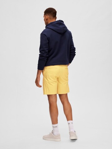 SELECTED HOMME - Regular Calças chino em amarelo