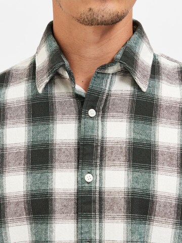 SELECTED HOMME Regular fit Button Up Shirt 'Baldo' in Green