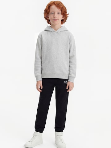 Effilé Pantalon 'ESSENTIAL' Calvin Klein Jeans en noir : devant