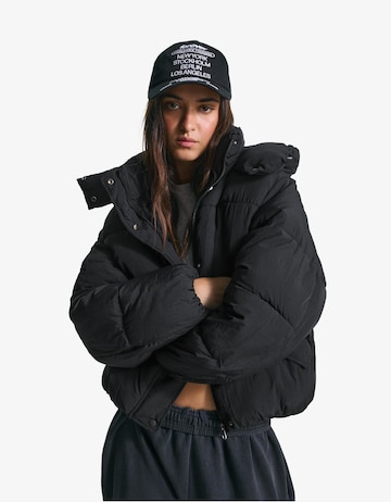 Geacă de iarnă de la Bershka pe negru: față