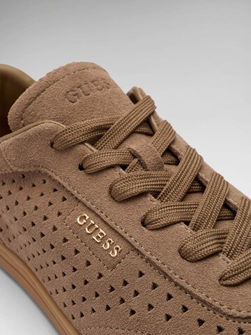 GUESS Sneaker 'Nixxter' in Braun