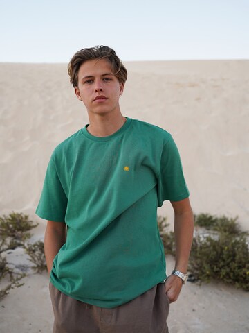 ABOUT YOU Limited Shirt 'Emil by Levin Hotho' (GOTS) in Grün: Vorderseite
