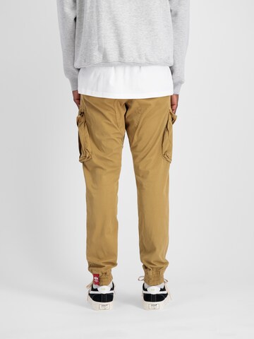 ALPHA INDUSTRIES Zwężany krój Bojówki 'Spy' w kolorze brązowy