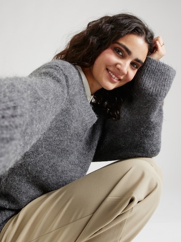 Gina Tricot Пуловер в сиво