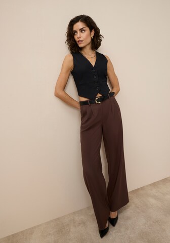 LAURA SCOTT Vest in Black