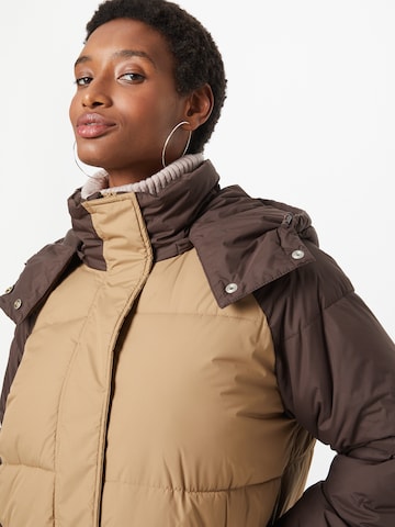 Manteau d’hiver minimum en beige