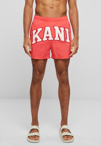 Pantaloncini da surf 'Serif' di Karl Kani in rosso: frontale