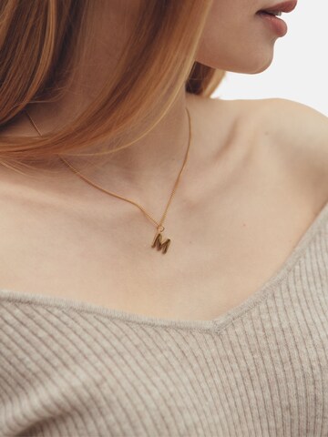 Chaîne 'M' GOOD.designs en or : devant