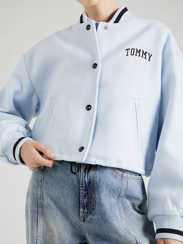 Tommy Jeans Övergångsjacka 'Varsity' i blå