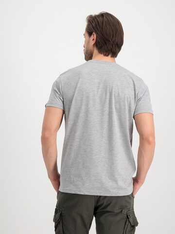 ALPHA INDUSTRIES Regular fit T-shirt i grå