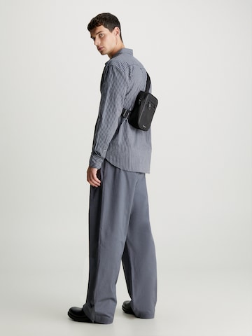 Calvin Klein Skuldertaske 'ELEVATED' i sort