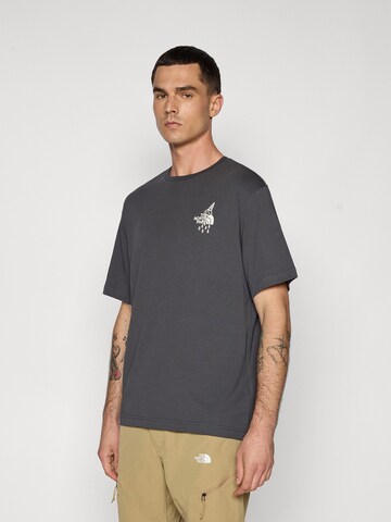 Tricou 'POWDER DAYS' de la THE NORTH FACE pe gri