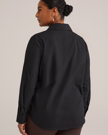 Top de la WE Fashion pe negru