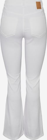 Pieces Petite Flared Jeans 'Peggy' in White