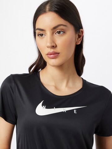 Tricou funcțional 'SWOOSH' de la NIKE pe negru