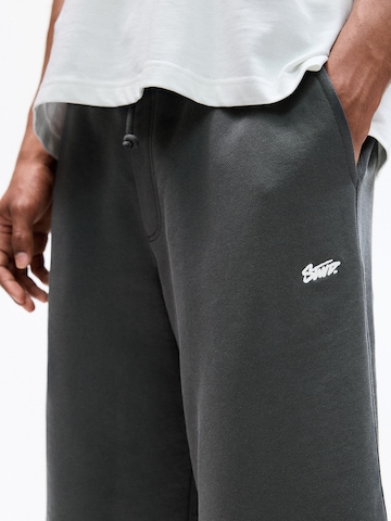 Loosefit Pantaloni di Pull&Bear in grigio