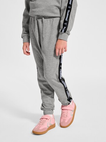 Effilé Pantalon de sport Hummel en gris : devant