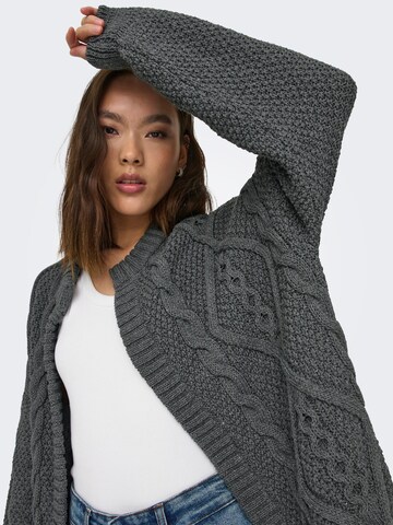 ONLY Strickjacke 'ANNIKA' in Grau