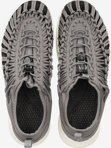 Chaussure de sport à lacets KEEN en gris