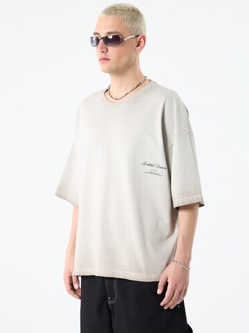 VAMOS CLO T-shirt 'The Colony' i grå