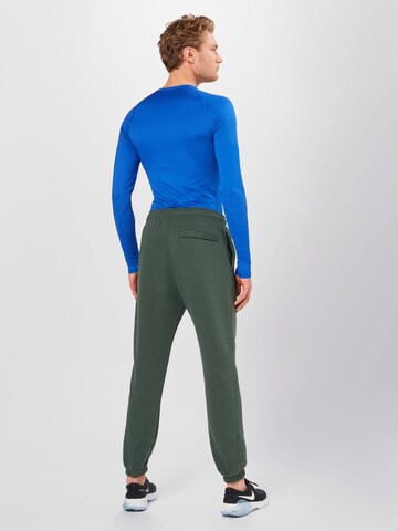 Tapered Pantaloni 'Club Fleece' de la Nike Sportswear pe verde