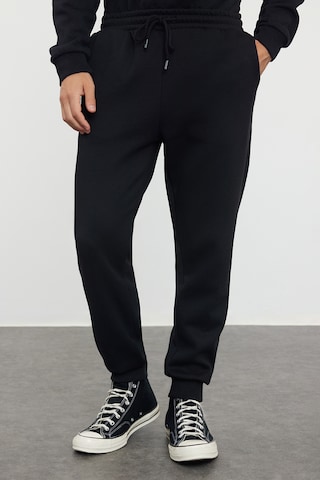 Trendyol Tapered Byxa i svart: framsida