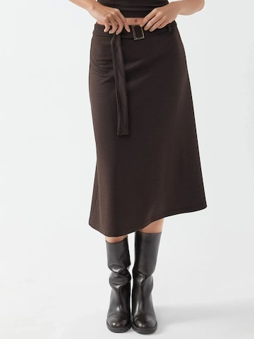 Busem Rok in Bruin: voorkant