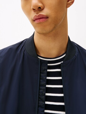 TOMMY HILFIGER Tussenjas in Blauw