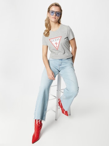 GUESS - Camiseta en gris