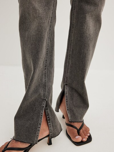 NA-KD Jean 'Slit' en gris, Vue avec produit