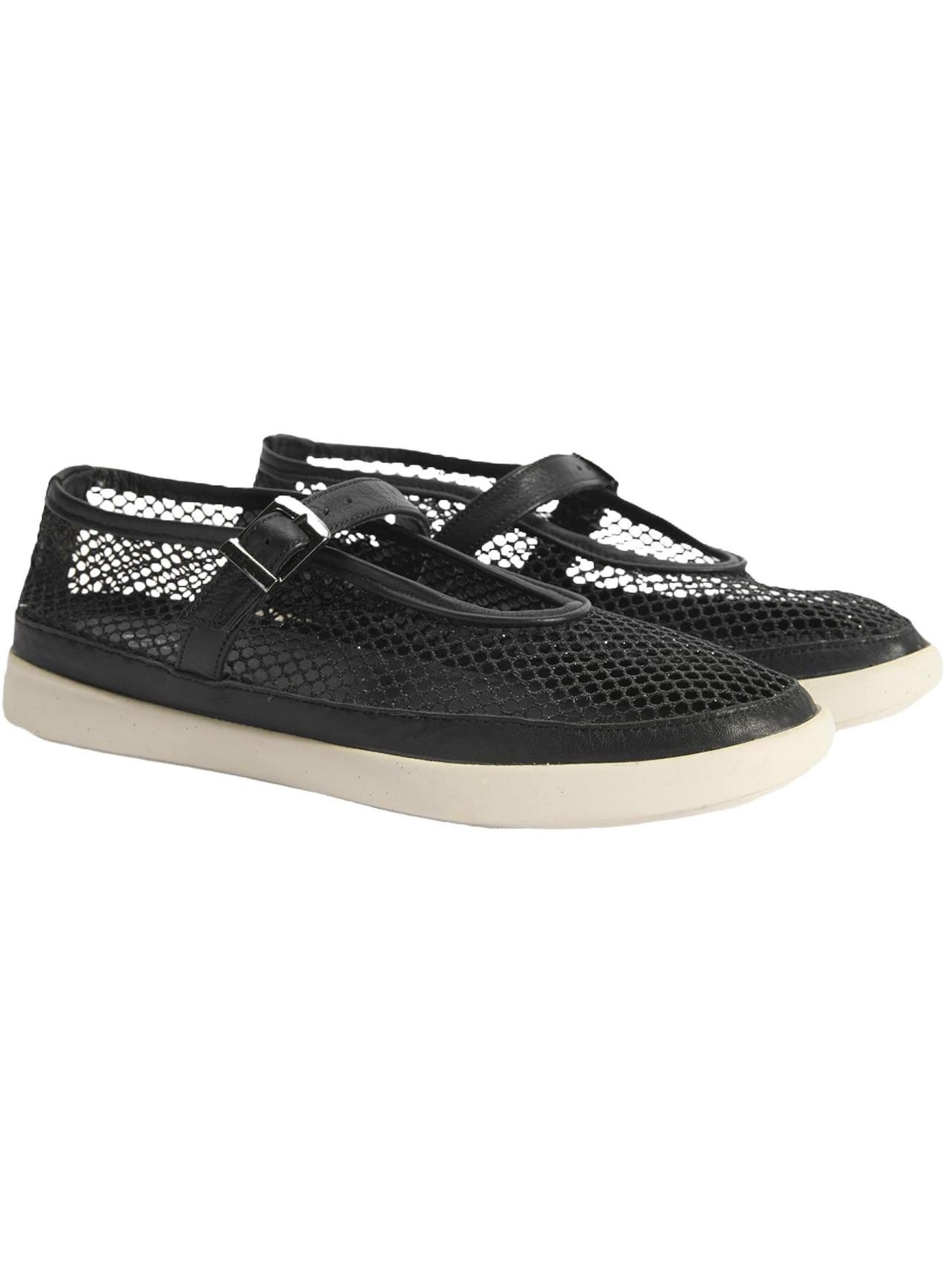 Desa Classic Flats 'Slip-Ons' in Black: front