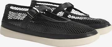 Desa Classic Flats 'Slip-Ons' in Black: front