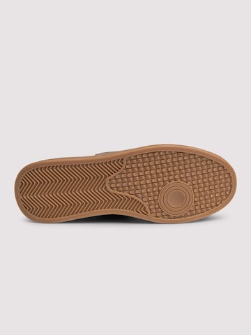 Pantofi de la Ombre pe alb