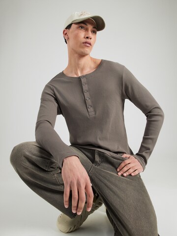 T-Shirt WEEKDAY en gris : devant