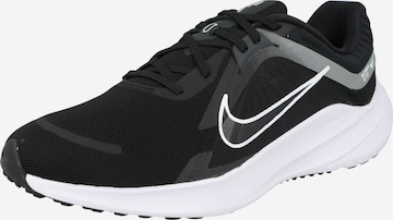 Chaussure de course 'Quest 5' NIKE en noir : devant