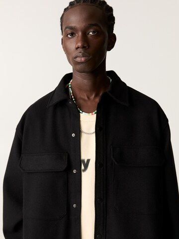 Pull&Bear Comfort Fit Риза в черно