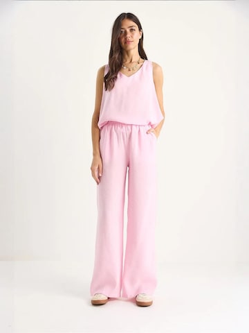 Completo pantalone di Bianco Lucci in rosa: frontale