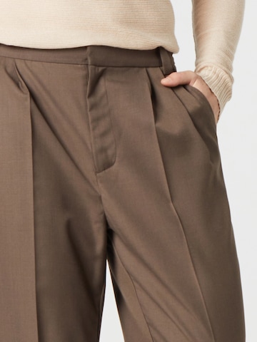 Guido Maria Kretschmer Men Regular Trousers with creases 'Matteo' in Brown