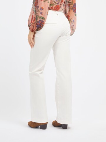 GUESS Tapered Jeans in White