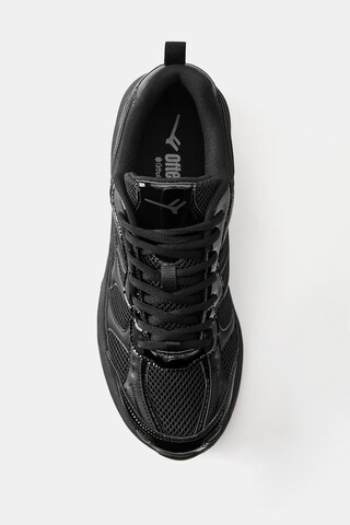 Sneaker bassa di Pull&Bear in nero