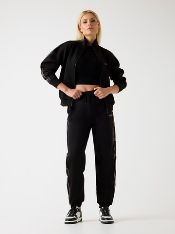 GUESS Tapered Hose in Schwarz