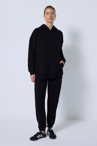 Touche Prive Jogginganzug in Schwarz: Vorderseite