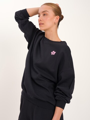 OCEANSAPART Sweatshirt ' Lola ' in Zwart