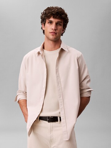 Coupe regular Chemise 'Classic' Calvin Klein Jeans en beige : devant