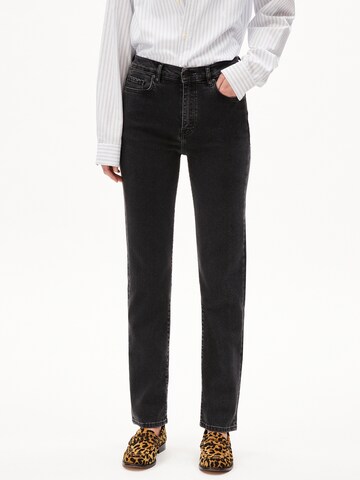 Coupe slim Jean 'Carenaa' ARMEDANGELS en noir : devant