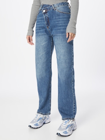 Edikted Jeans in Blue: front