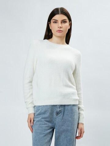 Influencer Pullover in Weiß: Vorderseite